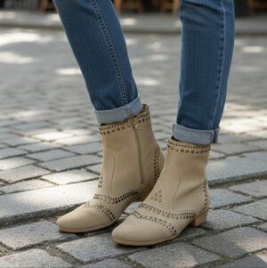 MATISSE (NWOT)Tan Suede Ankle Boots. Size 7